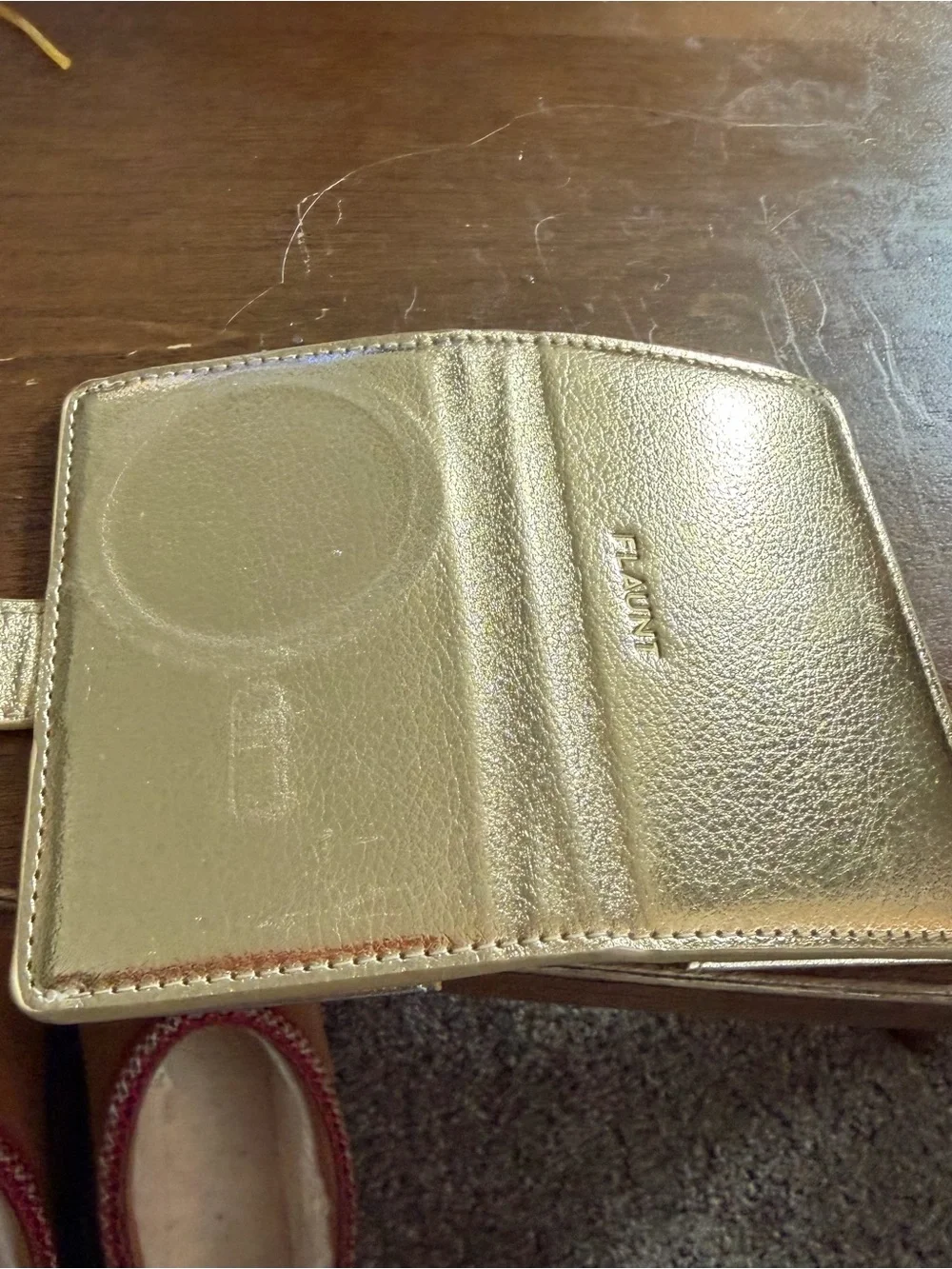 Flaunt MagSafe Square Corners Gold Sparkle iPhone 15 Bundle